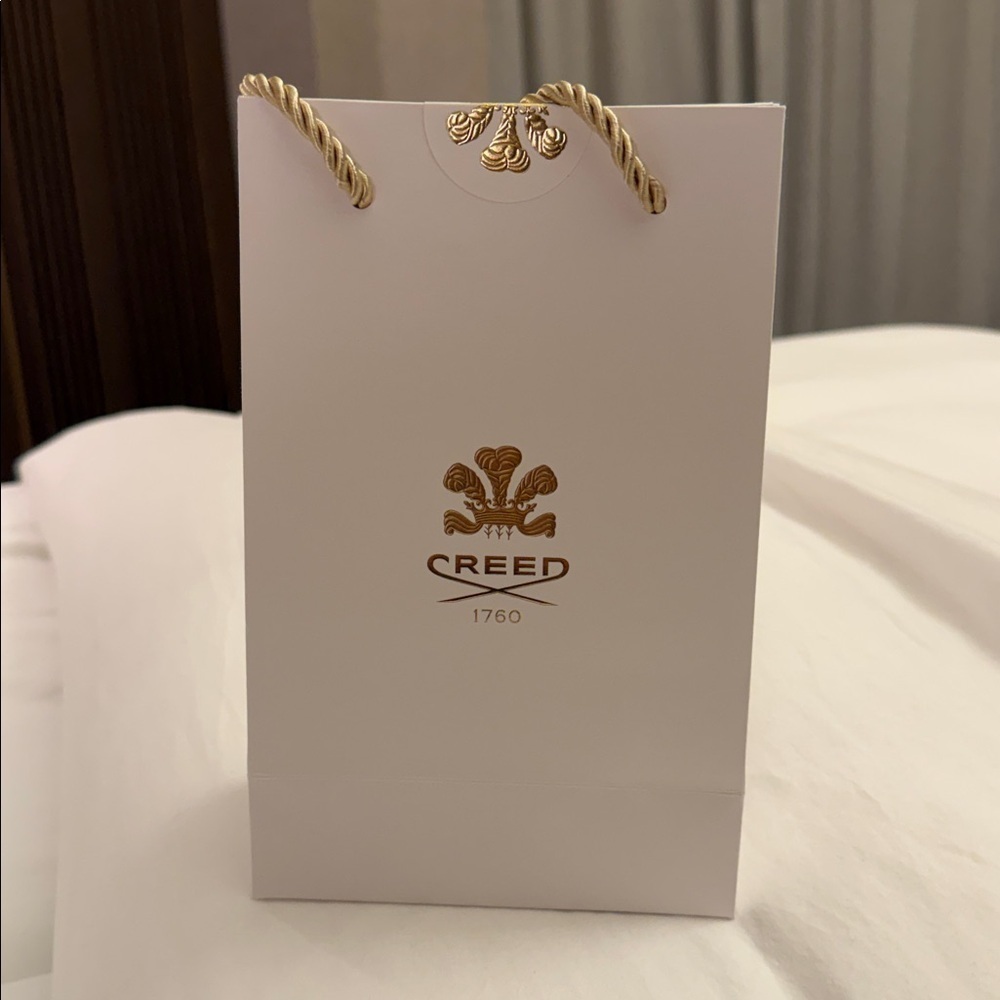 Creed Luxurious White bag with samples